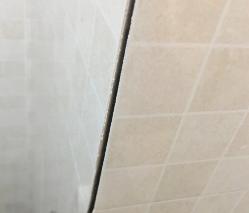 泰兴瓷砖空鼓维修公司分享阳台瓷砖脱落的修复过程可以分为以下几个步骤