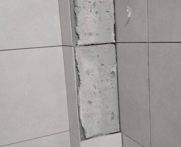泰兴瓷砖空鼓维修公司分享下瓷砖施工前基层浇水润湿程度不足，可能导致以下问题