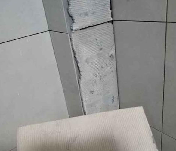 泰兴瓷砖空鼓维修公司分享下厨房瓷砖脱落的补救措施。